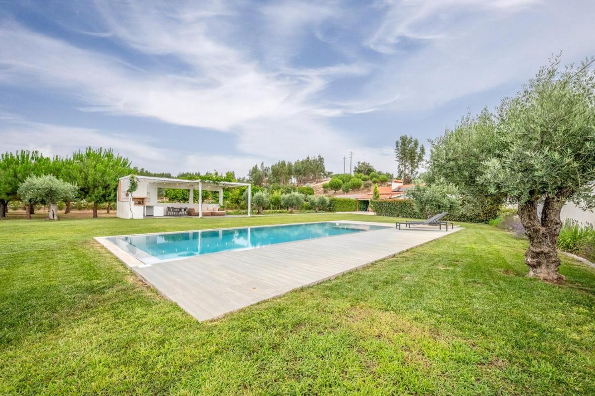 Refreshing poolside escape in Ponte de Sor