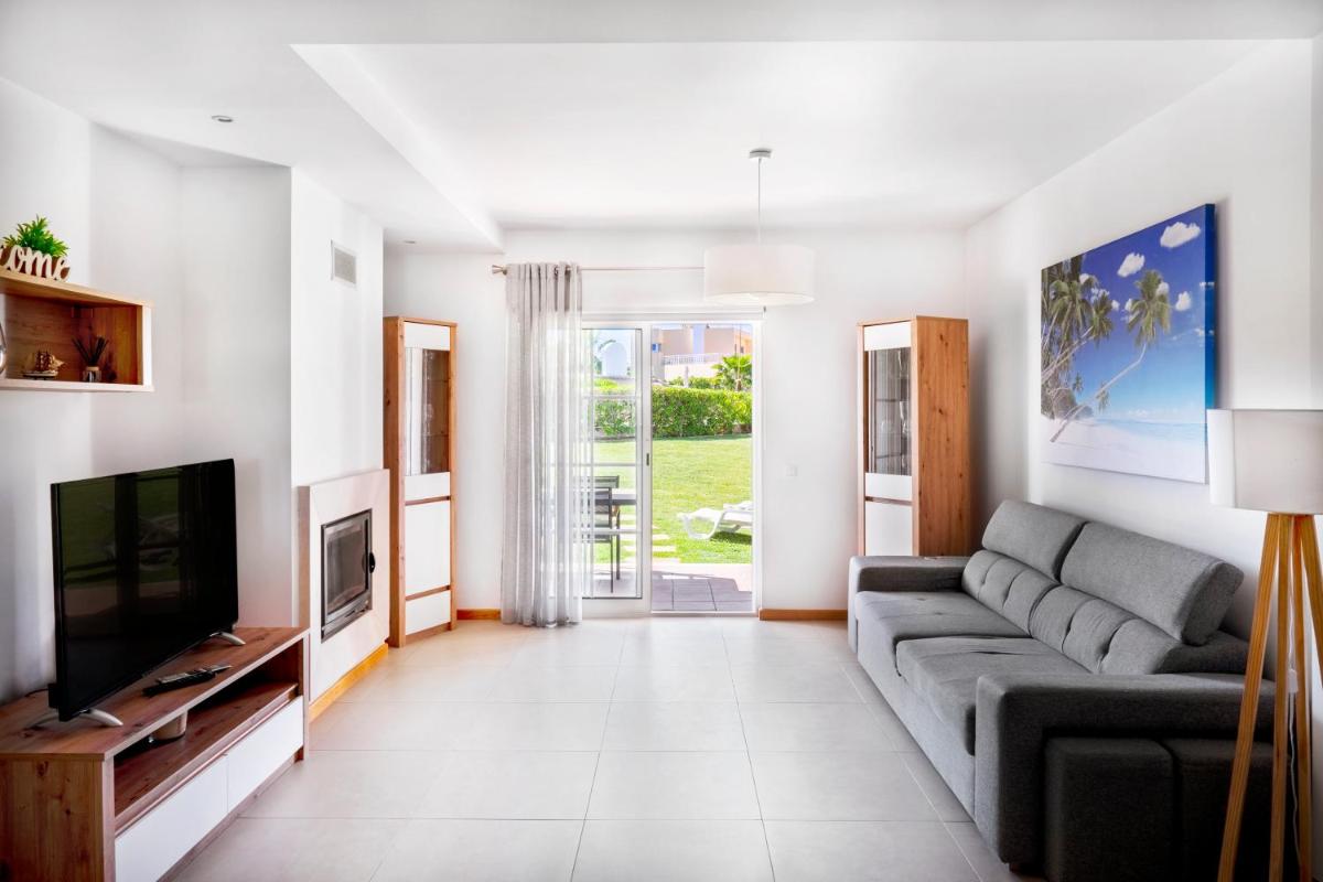 Apartamento no Condomínio Baia Village com Piscina