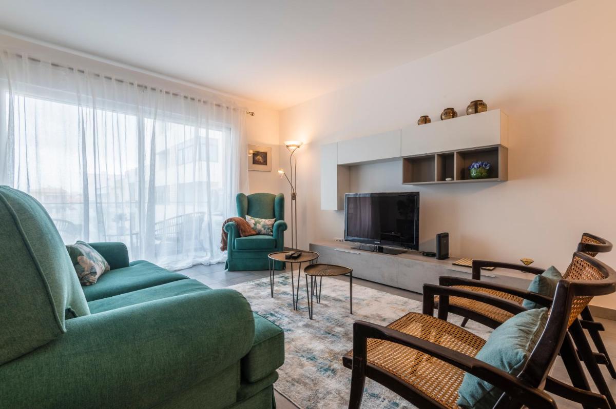 Caravelas 2-Bedroom Apartment with Pool - 50m from the Beach