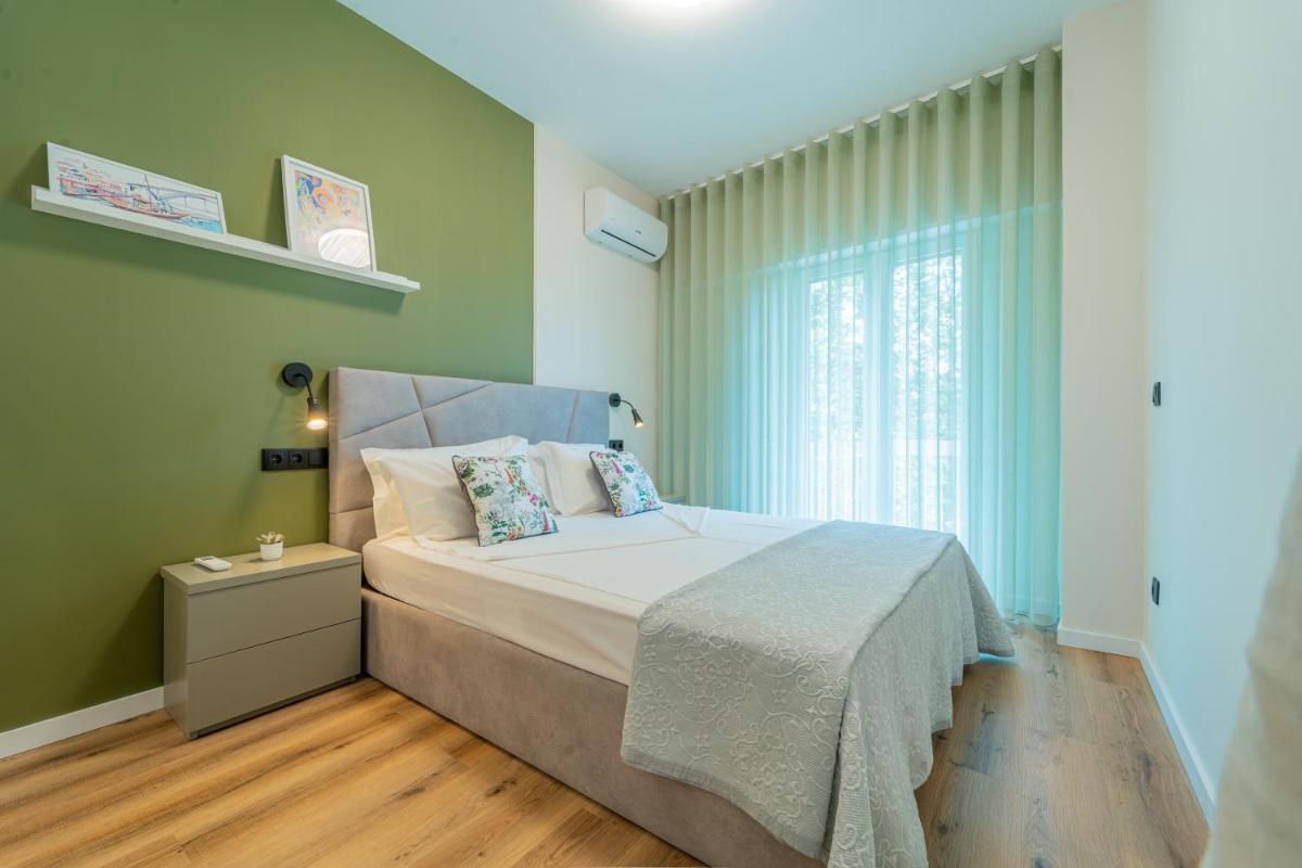 Casa Flores - 2 bedroom, Car Parking, Lift, AC