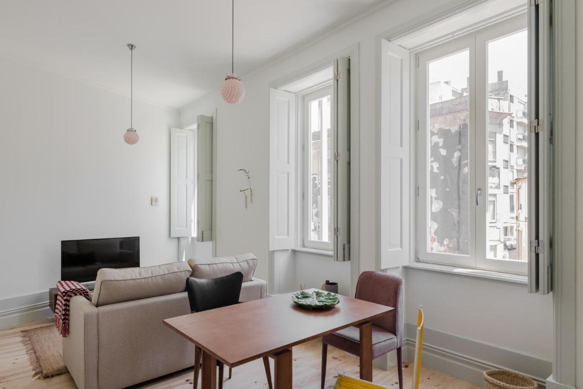 Charming Camões Apartment in Porto with AC & Wi-Fi