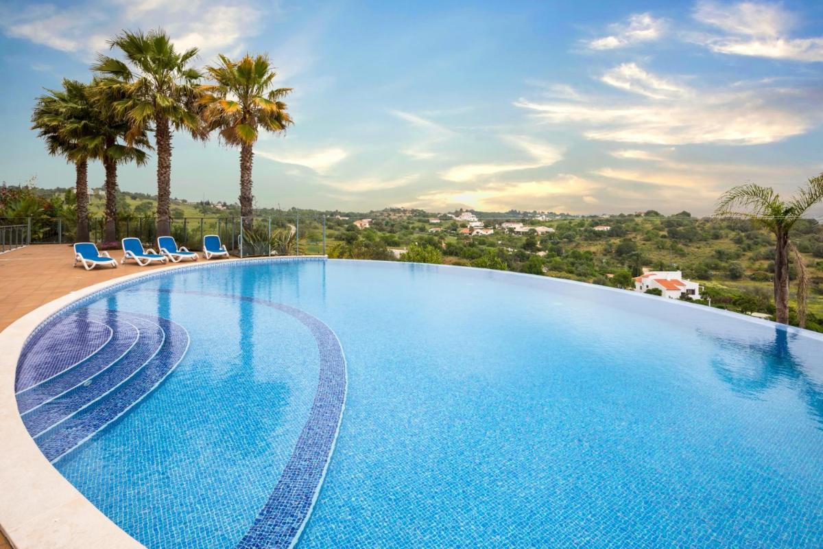 Modern apartment with pool in-&outside, sauna&gym, heating, rooftop terrace with amazing view sea&mountains