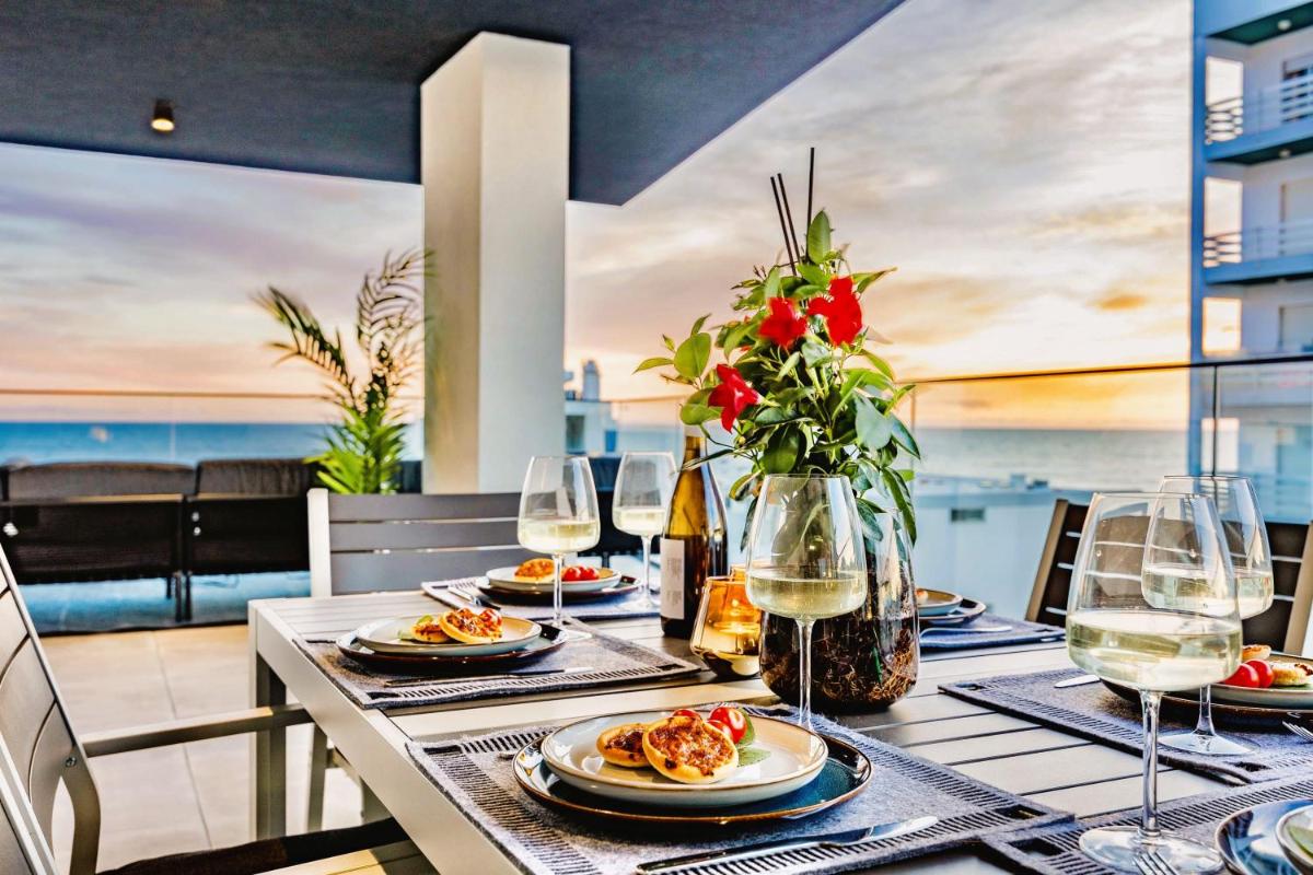 Luxurious Beachside Apartment with Pool & Seaview