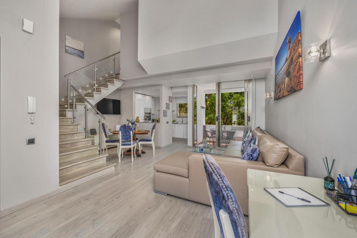 Renovated Penthouse with Walking Distance to Marina