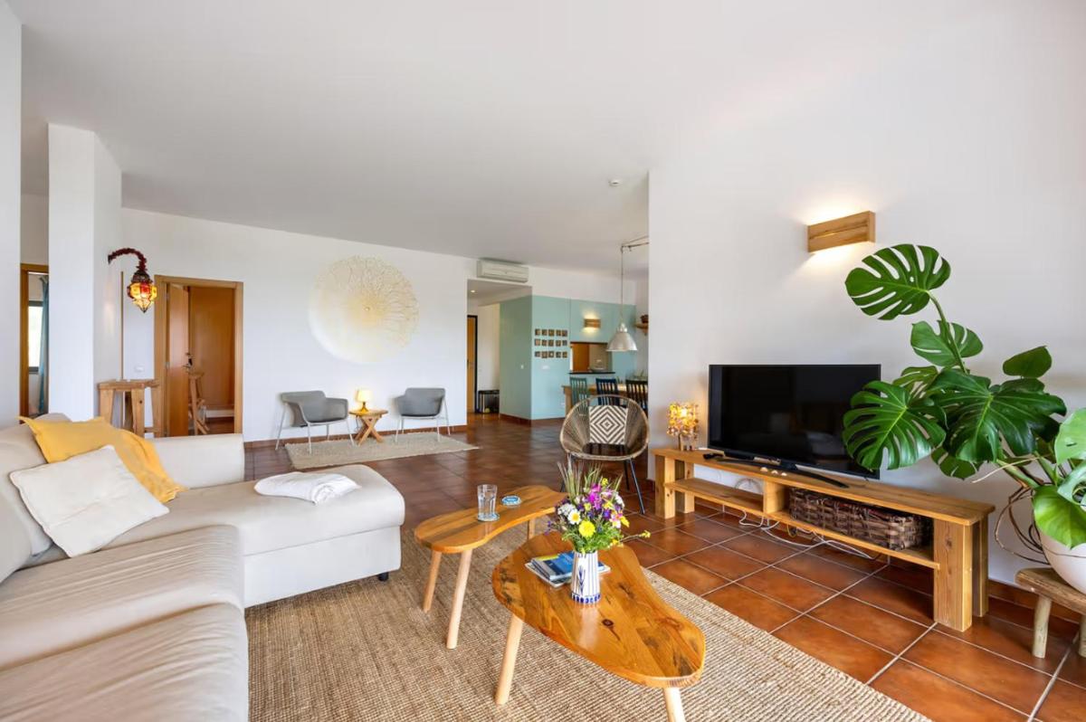 Spacious Apartment with Sea View