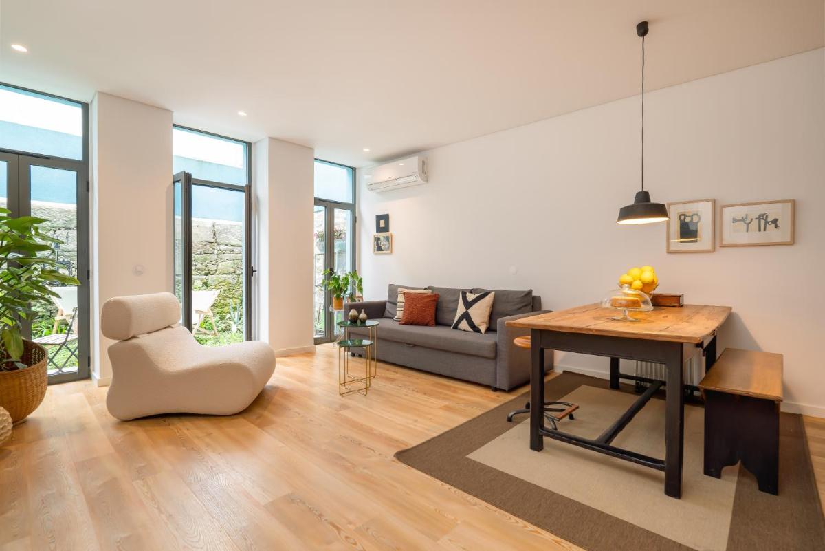 Stylish Urban Flat with Terrace by Host Wise
