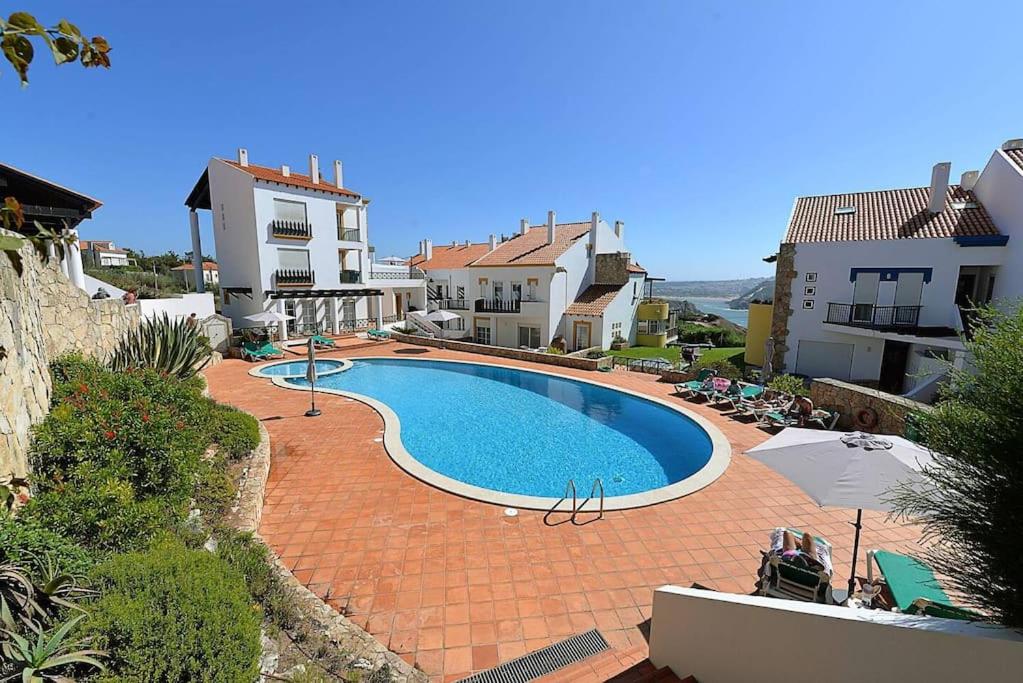 T2 com piscina e vista mar