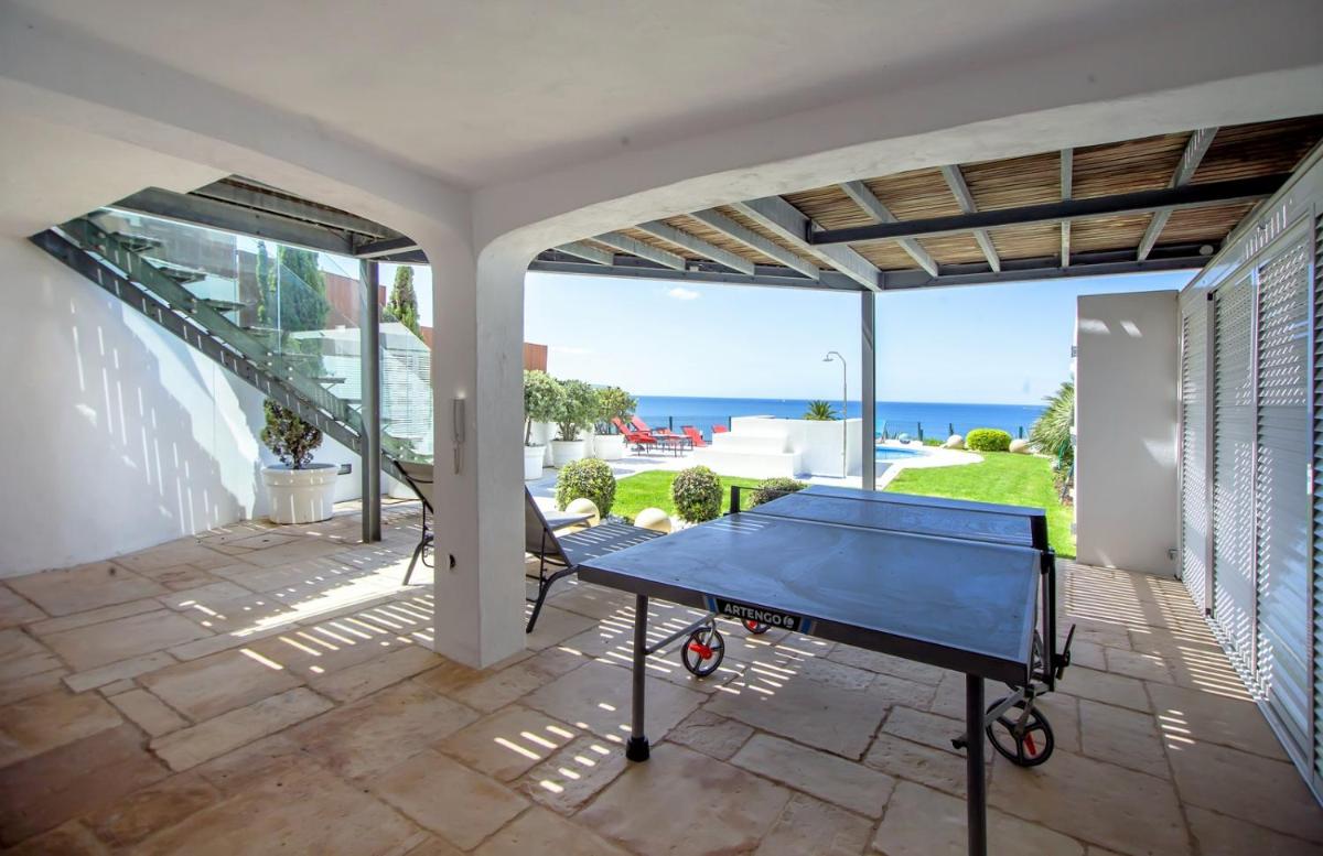 Luxurious BEACHFRONT VILLA de la PLAGE with private beach acces