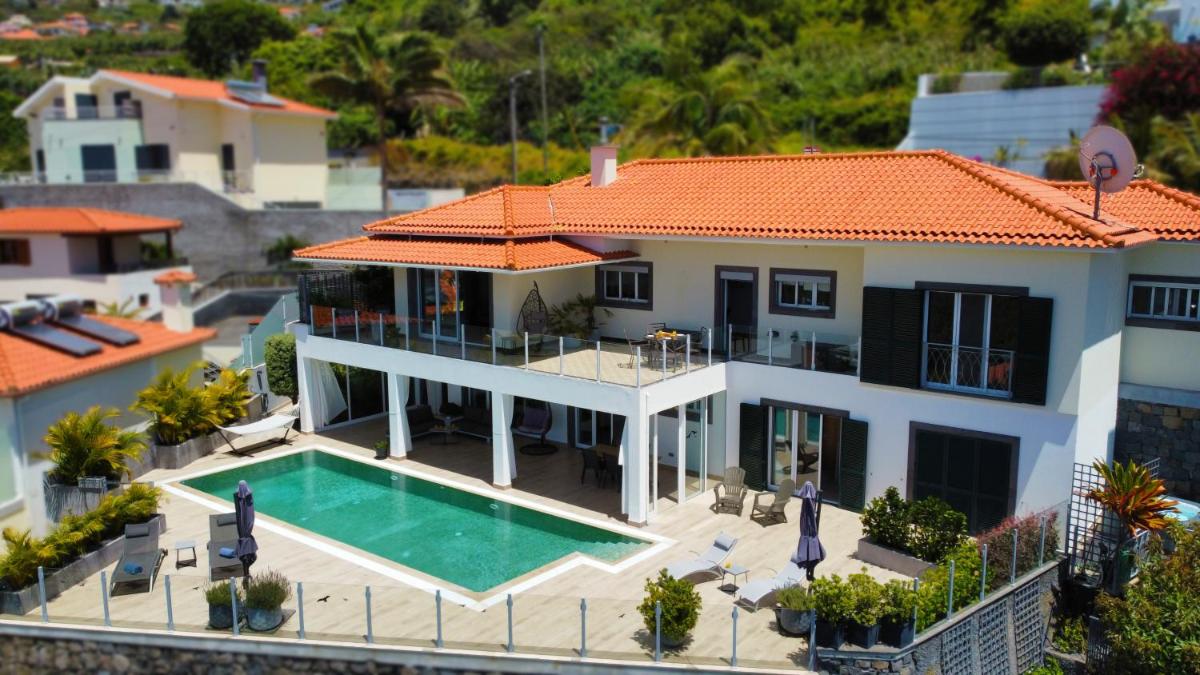 Villa Palmera by LovelyStay