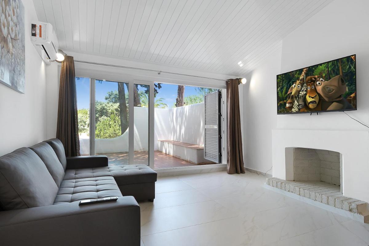 Pool side Villa Zara