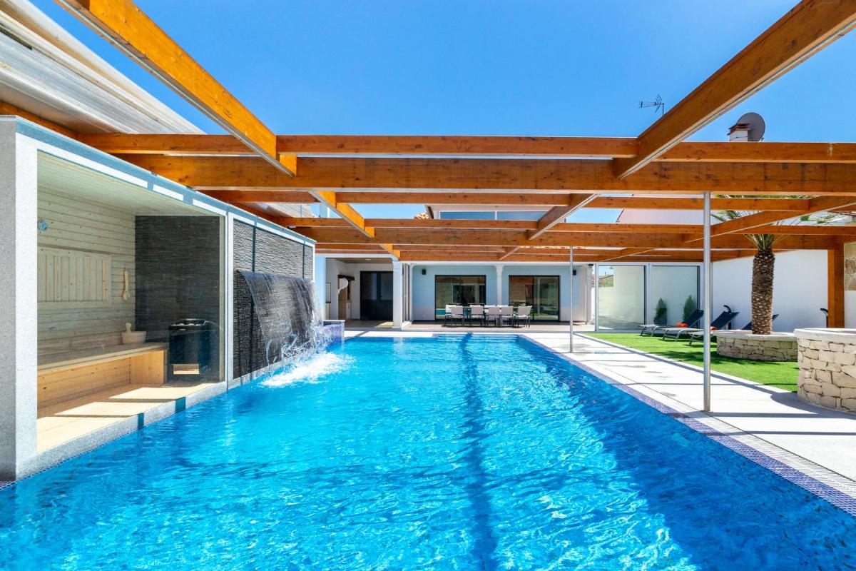 WHome Hideaway Luxury Family Villa w/ S-Pool & AC